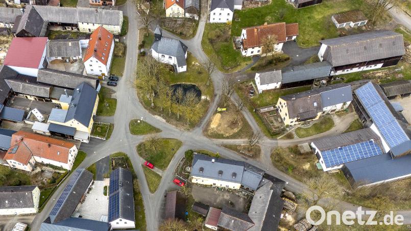 Der Obere Dorfplatz in Lengenfeld wird aufgehübscht. Bild: Xaver Klaußner/exb