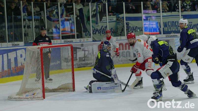 Blue-Devils-Goalie Marco Wölfl steht nach seinem gelungenen Comeback beim 6:0 am Dienstag auch am Freitag in Peiting im Weidener Kasten. Bild: Elke Englmaier
