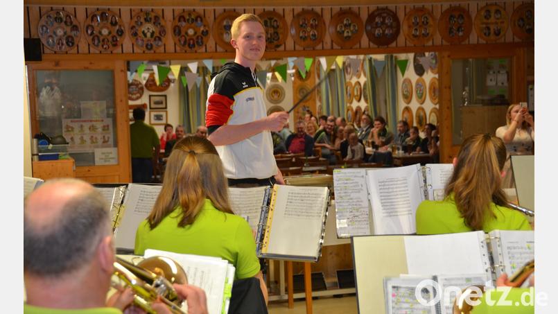 Andreas Bäumler beweist nicht nur als Schütze ein ruhiges Händchen, sondern auch als Dirigent der Jugendkapelle Roggenstein, die ihm zu Ehren beim Empfang im Schützenhaus aufspielt. Bild: dob