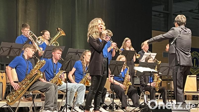 Alina Drexler und die Big-Band des Ortenburg Gymnasiums überzeugen beim Benefizkonzert in Maxhütte-Haidhof. Bild:  Monika Steffens/exb