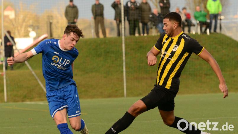 Hendrik Geiler (links/Szene aus dem Spiel gegen Burglengenfeld) traf zuletzt beim 3:1-Sieg in Bogen für die SpVgg SV. Am Freitag geht es gegen Ruhmannsfelden. Bild: Mark