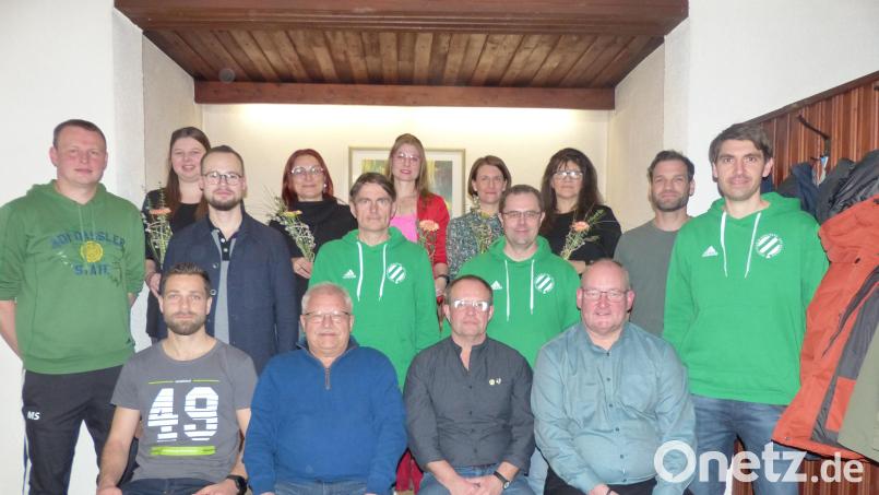 Die Führungsmannschaft des SV Kohlberg-Röthenbach mit Vorsitzendem Norbert Merkel (sitzend, Zweiter von rechts). Bild: hme