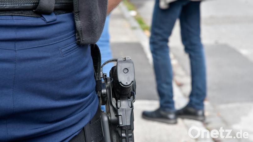 Rauschgift und unterschlagene Dokumente förderten Grenzpolizisten der Inspektion Waldsassen am Mittwochnachmittag bei einer Kontrolle zutage. Bild: Petra Hartl