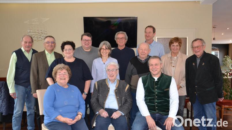 Pädagoge Otto Rolle (Mitte) feierte seinen 90. Geburtstag. Dazu gratulierte Ehefrau Helene und Tochter Tatjana (Dritte von links) sowie Bürgermeister Helmut Meindl (vorne rechts), Pfarrer Udo Klösel (Vierter von links) sowie der BLLV Kreisverband Vohenstrauß und LBV Kreisgruppe Neustadt-Weiden und die Vereinsabordnungen. Bild: gi