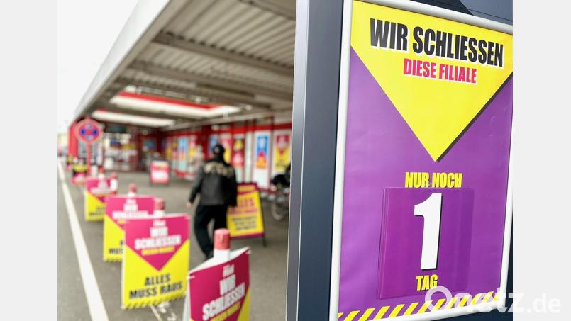 Bunte Schilder kündigen es an: Im Real-Markt in Weiden gehen tatsächlich die Lichter aus. Bild: Gabi Schönberger