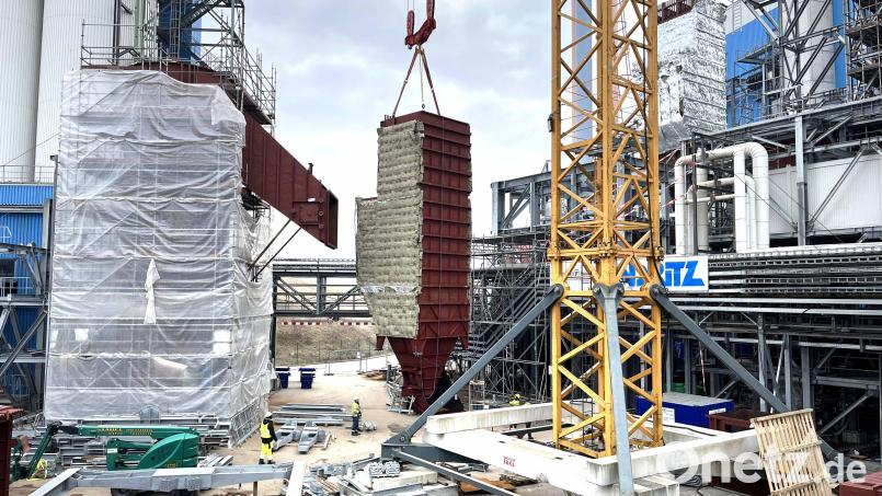 Eine Gewebefilterkammer für die neue Rauchgasreinigung am Schwandorfer Müllkraftwerk wird eingehoben. Die Arbeiter am Boden lassen die Dimensionen des Bauteils erahnen. Die neue Anlage ist Teil des Projekts &quot;Triphönix&quot;. Bild: Stefan Karl, ZMS/exb