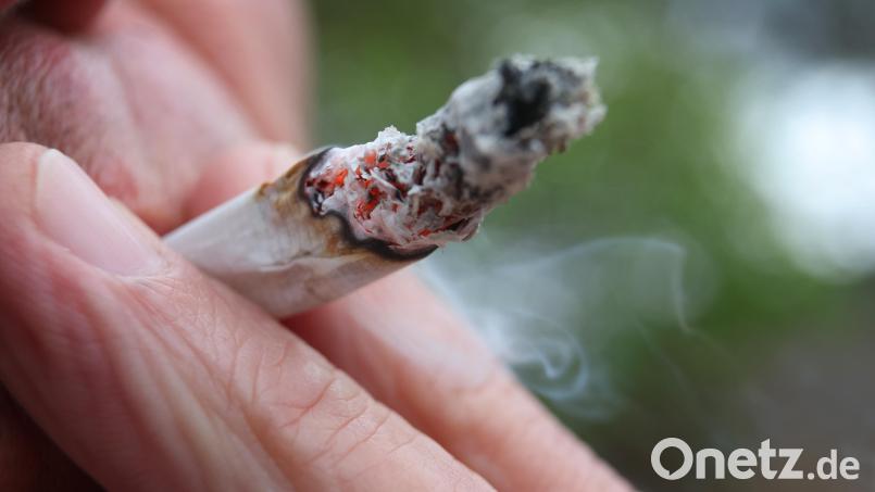 Einen Joint zu rauchen, ist ab 1. April nicht mehr strafbar. Symbolbild: Karl-Josef Hildenbrand/dpa