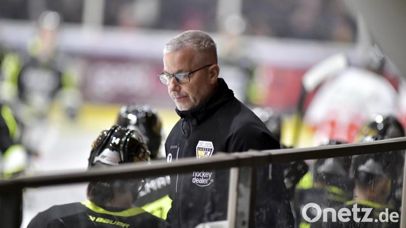 Dirk Salinger bleibt auch in der kommenden Saison Trainer des ERSC Amberg. Archivbild: Hubert Ziegler