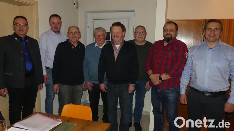 Jürgen Hofmann (links) und Bürgermeister Marcus Gradl (rechts) ehrten (von rechts) Peter Sirtl, Horst Priebe, Ludwig Schneider, Herbert Fischer und Reinhold Graßler für langjährige Mitgliedschaft beim Reservistenverband. Johannes Schreglmann (Zweiter von links) bleibt Vorsitzender. Bild: rn