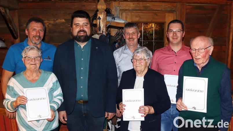 Nicht alle Mitglieder konnten ihre Ehrenurkunden persönlich in Empfang nehmen: Von links Gisela Sertl (60 Jahre), Manfred Niebler (Vorsitzender), Bürgermeister Stefan Frank, Reiner Pickel (Bürgermeister Weigendorf), Hannelore Meier (60 Jahre), Michael Girbert (40 Jahre), Manfred Leiss (75 Jahre). Bild: mfh