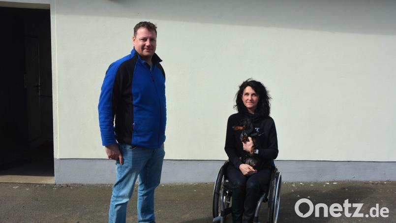 Matthias Lindinger und seine Ehefrau Doris Scharnagl-Lindinger wollen auf ihrem Anwesen in Oberteich einen Hofladen errichten. Bis dahin müssen aus der Wand des Gebäudes im Hintergrund noch ein neuer barrierefreier Eingangsbereich und ein Schaufenster herausgeschlagen werden. Bild: jr
