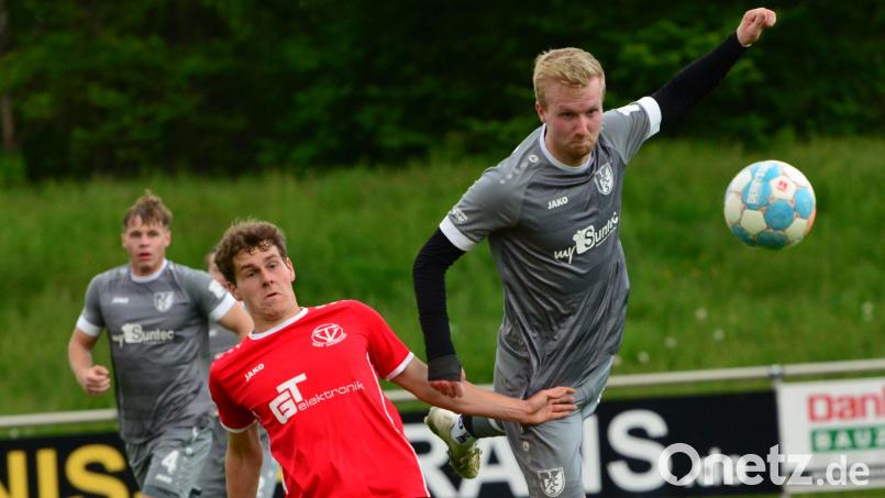 Die Partie zwischen dem TV Nabburg (Rote Trikots) und dem 1. FC Schwarzenfeld gehört zu den Klassikern der Kreisliga West. Diese Szene stammt aus der vergangenen Saison: Der Nabburger Lukas Reitinger und Constantin Ruhland vom 1. FC Schwarzenfeld im Zweikampf. Bild: ham