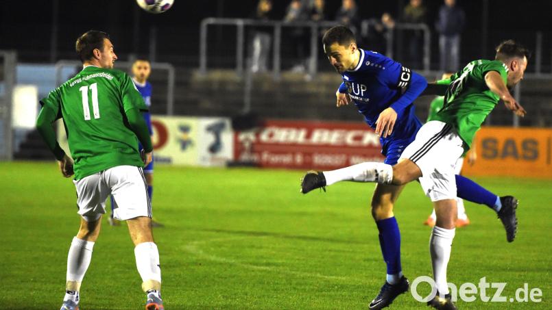 Mauricio Göhlert beim Kopfball: Der Kapitän der SpVgg SV Weiden sorgte kurz vor Schluss mit einem Schuss aus 16 Metern für das 2:0. Bild: Büttner