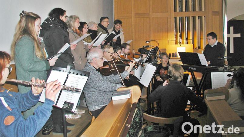 Regionalkantor Stephan Merkes gestaltete mit seinem Vokalensemble &quot;AufgeMerkt!&quot; und einer Instrumentalgruppe in der Kirche in Brand einen gut besuchten musikalischen Kreuzweg. Bild: ld