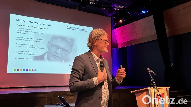 Professor Dr. Stephan Gronwald referiert beim Unternehmerabend in Ursensollen über das Thema „Sicherheit und Gesundheit bei der Arbeit neu denken“. Bild: Karl-Heinz Brandelik/exb