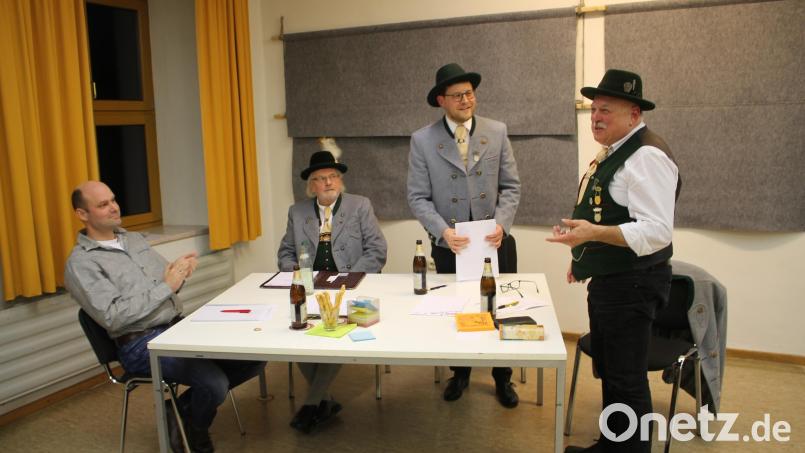 &quot;Eine Ära geprägt&quot; hat Josef Dziwok (rechts) im Trabitzer Trachtenverein nach den Worten des Vorsitzenden Johannes Pamler (Zweiter von rechts). Dziwoks bisheriges Amt als Zweiter Vorsitzender übernimmt Matthias Wegmann (links), Kassier Rainer Göppl (Zweiter von links) wurde im Amt bestätigt. Bild: bjp