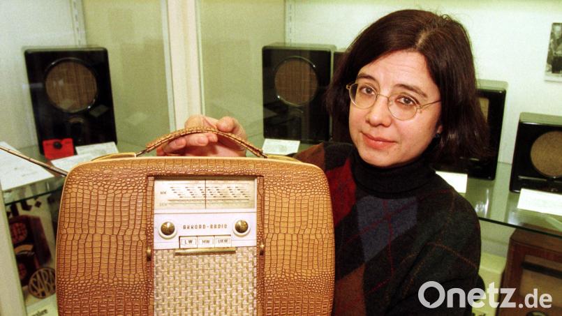 Ein Foto aus dem Jahr 1999 aus dem Handwerksmuseums in Deggendorf, darauf zu sehen: Ein Kofferradio mit Schlangenlederbezug der Frankfurter Firma Akkord aus dem Jahr 1955. Bild: Stefan Kiefer/dpa