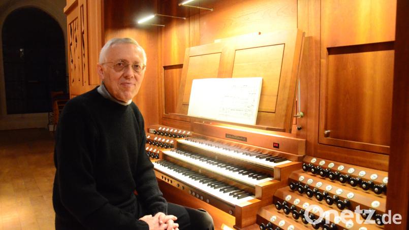 Hanns-Friedrich Kaiser an der Max-Reger-Orgel in der Michaelskirche. Bild: Kunz