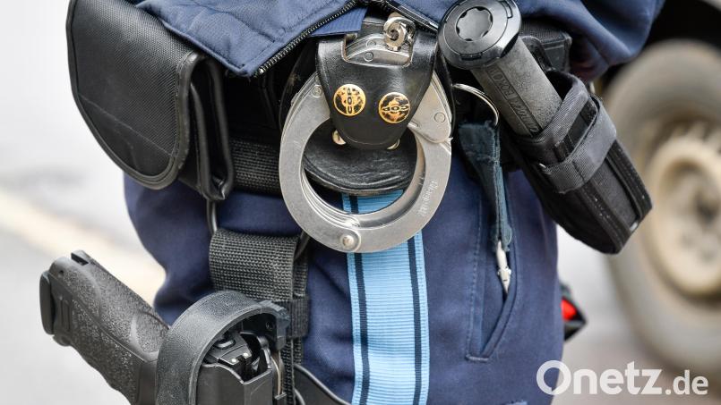 Drei Männer, sie verdächtigt werden, Baumaschinen, Industriegeräte und Kupferkabel im Wert von mehreren tausend Euro gestohlen zu haben, werden am Sonntagnachmittag in Waidhaus festgesetzt. Nun sind sie in Untersuchungshaft. Symbolbild: Petra Hartl