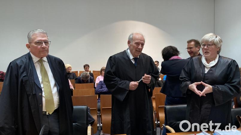 Die Anwälte der Nebenkläger haben sich vor der Urteilsverkündung im Landgericht Hof am Mittwoch, 20. März, noch einmal zusammen gestellt und unterhalten. Bild: Schönhofen