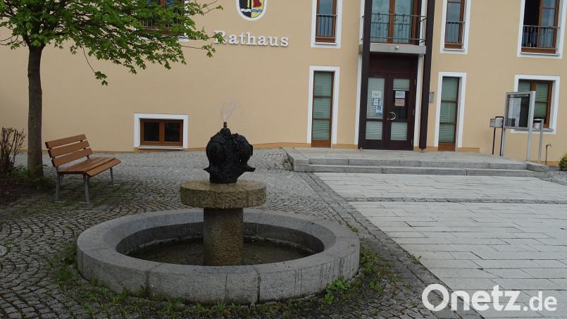 Das in Wolfring stehende Rathaus der Gemeinde Fensterbach ist aus personellen und verwaltungstechnischen Gründen erneut nur begrenzt für Vorsprachen der Bürgerschaft erreichbar. Bild: Houschka
