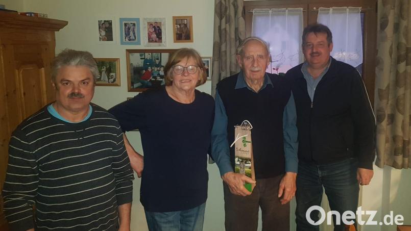 Bürgermeister Reinhard Kreuzer (rechts) und Dritter Bürgermeister Josef Fleißer (links) gratulieren Josef Höcherl – im Bild mit Ehefrau Maria – zum Geburtstag. Bild: Stadt Schönsee/exb