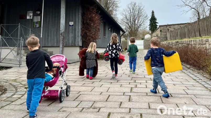 Die Mädchen und Buben der Evangelischen Kindertagesstätte &quot;Unterm Regenbogen&quot; in Floß packen ihre Sachen und machen sich bereit für den Umzug in das evangelische Gemeindehaus. Dort werden sie für die Zeit des Baus der zweiten Krippengruppe bleiben. Geplant ist, dass die rund 1,6 Millionen teure Baumaßnahme bis zum Herbst fertig ist. Bild: Gabi Schönberger