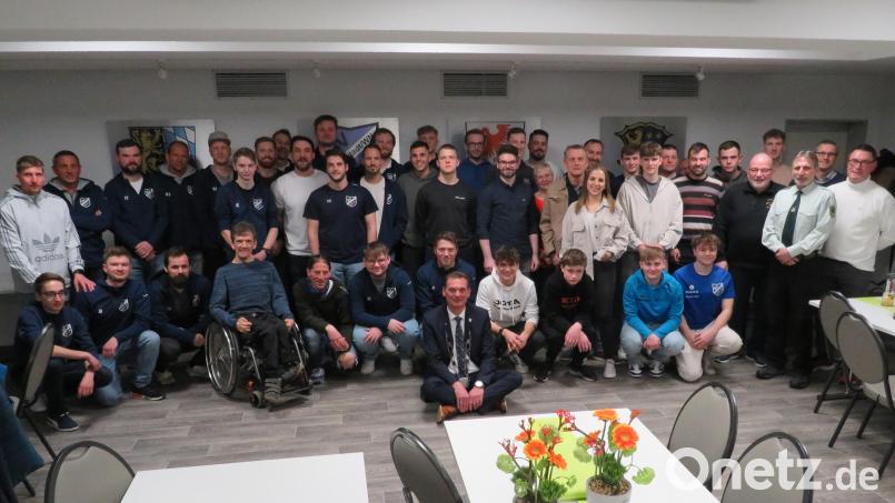 Zahlreiche Sportlerinnen und Sportler zeichnet Bürgermeister Ernst Schicketanz im Namen der Gemeinde aus. Bild: adj