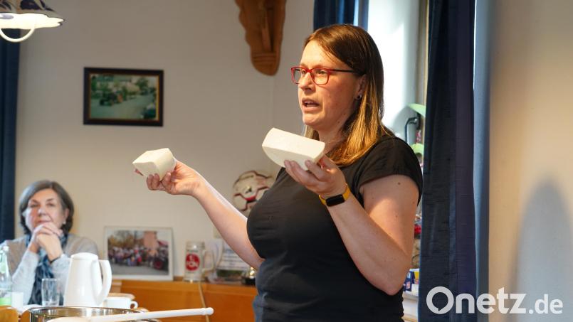 Christina Preisinger hat Hirtenkäse mitgebracht, den sie Zuhause hergestellt hat. Bild: kaz