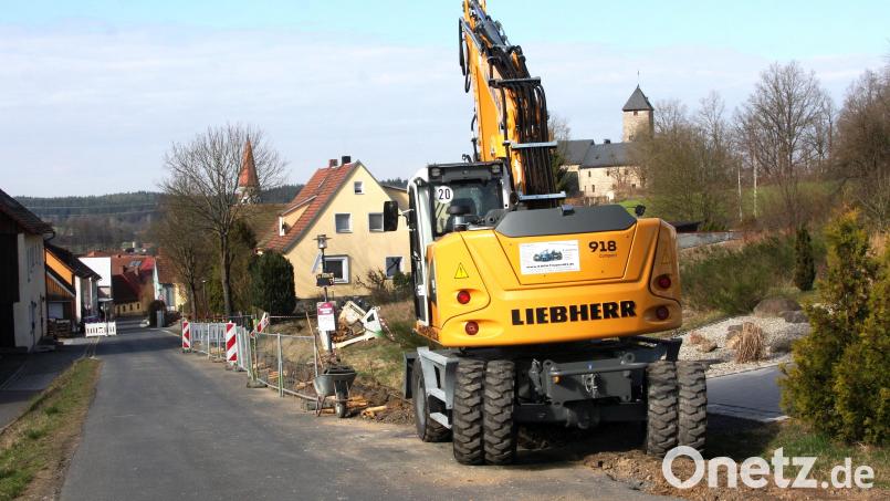 Noch bis Mitte Mai ist die Tirschenreuther Straße im Osten der Marktgemeinde Falkenberg eine Baustelle. Bild: wro