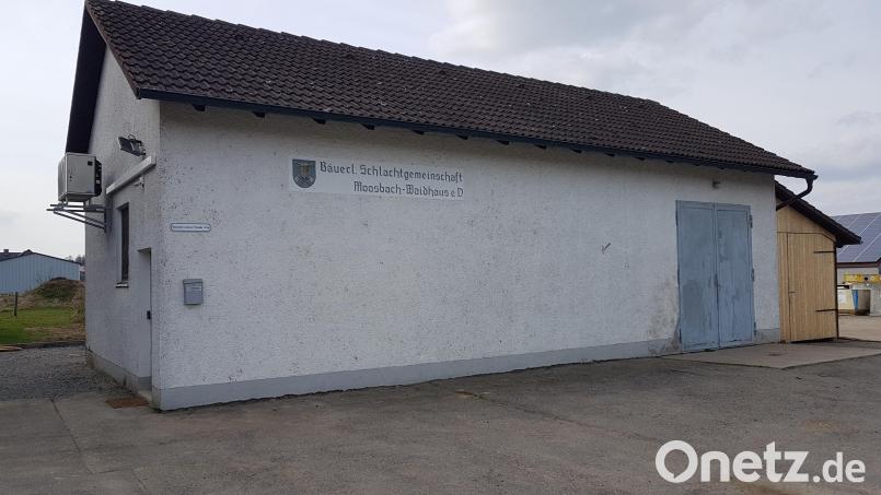Das Gebäude der „Bäuerlichen Schlachtgemeinschaft“ in Moosbach wird durch Arbeitsdienste unterhalten. Vorsitzender Thomas Dierl bat weiterhin um die Mithilfe der Mitglieder. Bild: gi
