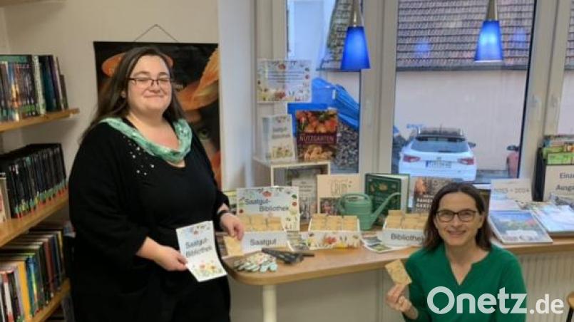 Leiterin Martina Reger (links) und Margit Dobmeier (rechts) haben am Freitag die Saatgutbibliothek in den Räumen der Bücherei aufgebaut. Ab diesen Sonntag können die Samen ausgeliehen werden. Bild: Bücherei Kastl/exb