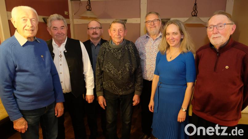 Vorsitzender Karl Ott (Dritter von rechts), Chorleiterin Riita Michelson und Sängerkreis-Vorsitzender Karl Hermann zeichneten Reinhold Metzler (links) für 70 Jahre und Albert Metzner (Bildmitte) für 50 Jahre passive Mitgliedschaft in der Liedertafel aus. Bild: do