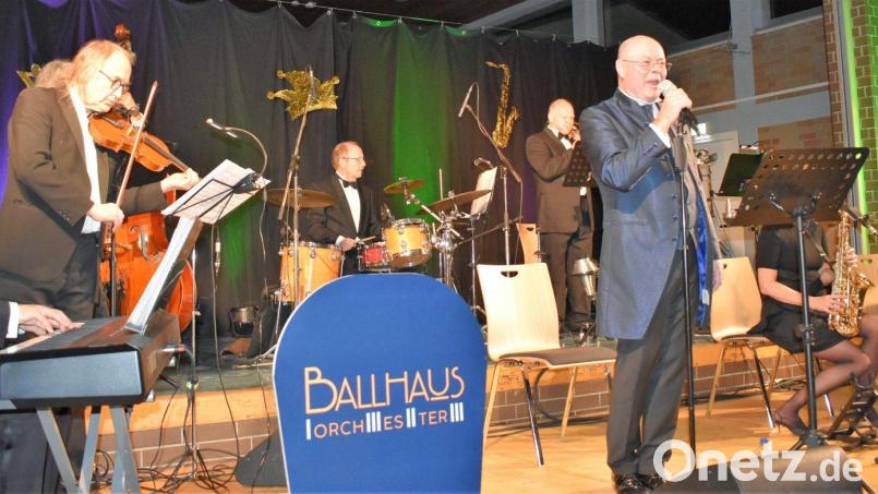 Zum 40-jährigen Jubiläum des Kulturkreises Pressath gratuliert das "Ballhausorchester" mit Peter Wittmann in der Pressather Stadthalle. Bild: bjp