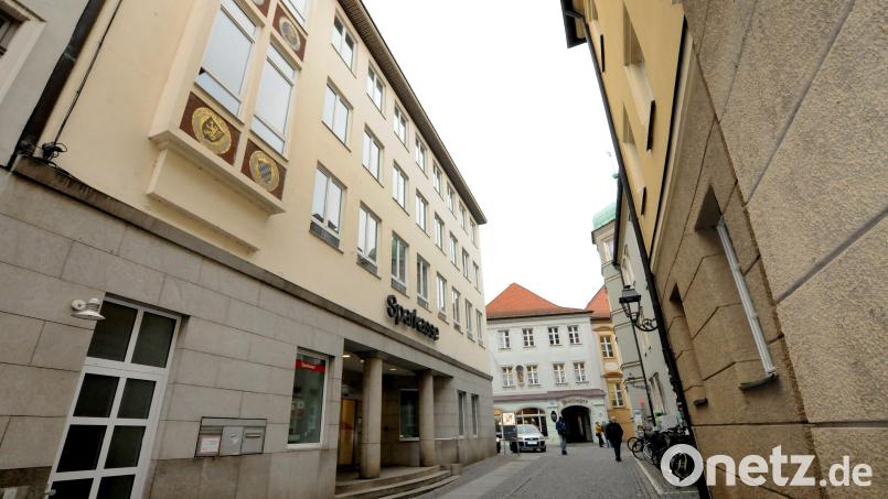 Dort wo früher in der Herrnstraße die Sparkasse war (links) soll ein Bürgerbüro entstehen. Die Pläne dafür gehen in das Jahr 2019 zurück und wurden jetzt abgespeckt neu aufgelegt. Bild: Stephan Huber