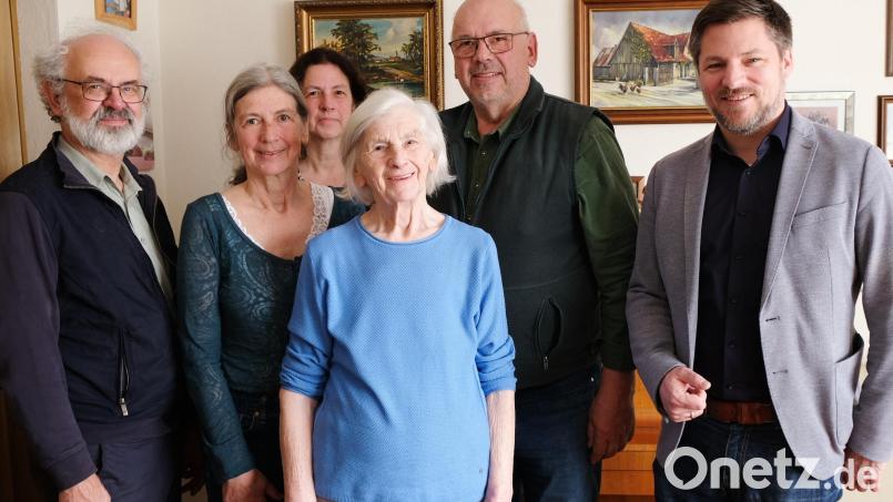 Der Jubilarin (vorne Mitte) gratulieren (von links) Pfarrer Heinrich Rosner, die Töchter Rita und Sissi, Sohn Hannes und Bürgermeister Peter Neumeier. Bild: mab