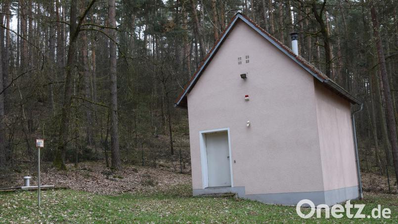 Der Brunnen bei Arling ist schon vor Jahren vom Netz genommen worden, weil die Schüttung zu gering ist. Ein Konzept für die Wassergewinnung in der Gemeinde lehnen die Fraktionen von CSL, FW und SPD mit ihren acht Stimmen ab, sie wollen die Sanierung der Brunnen. Die sieben CSU-Räte treten dagegen für ein umfassendes Wasser-Konzept ein. Bild: bö