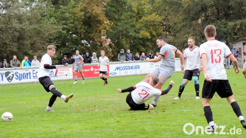 Der Waldershofer Julian Schindler (graues Trikot) zieht in der Partie gegen die SpVgg Wiesau (2:1) ab.Am Wochenende beginnt in der Kreisliga Süd mit vier Nachholspielen die Rest-Rückrunde. Der TSV Waldershof empfängt den FC Lorenzreuth, die Wiesauer treten beim TSV Bärnau an. Archivbild: hho