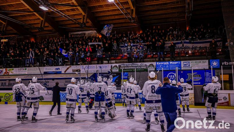 Die vielen mitgereisten Fans der Blue Devils feiern die Mannschaft nach dem Einzug ins Halbfinale. Bild: Werner Moller
