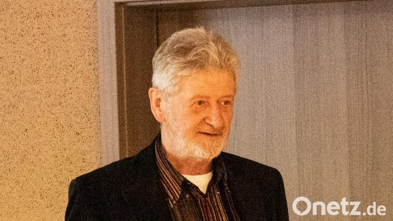 Georg Pilhofer bei seinem Vortrag im Mehrgenerationentreff. Bild: Michael Welnhofer/exb