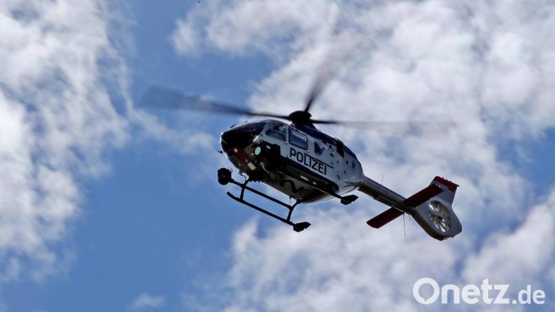 Bei der Verfolgungsjagd auf der A9 in Mittelfranken war neben mehreren Fahrzeugen der Polizei auch ein Hubschrauber im Einsatz. Symbolbild: Jan Woitas/dpa