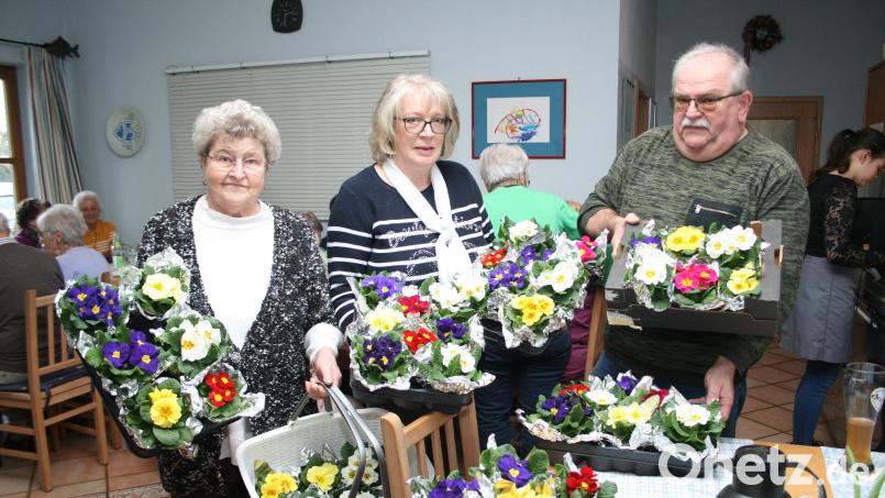 Farbenprächtige Frühlingsgrüße verteilten Schriftführerin Erika Stock (links) sowie die Beisitzer Ingrid und Erich Menl an die Besucher des Treffens. Bild: Klaus-Peter Rohrer/exb