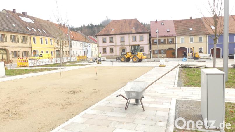 Zur Zeit laufen die Pflasterarbeiten am Festplatz. Für den Bereich Unteres Tor wird es vom 8. bis 26. April eine Vollsperrung geben. Bild: rn