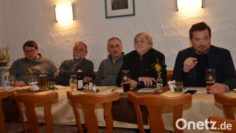 Der Moosbacher Pfarrer Udo Klösel, Pfarrer Alfons Forster aus Michldorf, Werner Friedmann von der jüdischen Kultusgemeinde, Veit Wagner vom Weidener Arbeitskreis Asyl und der ehemalige Bundestagsabgeordnete und jetzige Polizeibeauftragte des Bundes, Uli Grötsch (von links nach rechts) stellen sich der parteiübergreifenden Diskussion. Allerdings war der Besuch mit knapp 20 Teilnehmern enttäuschend. Bild: dob