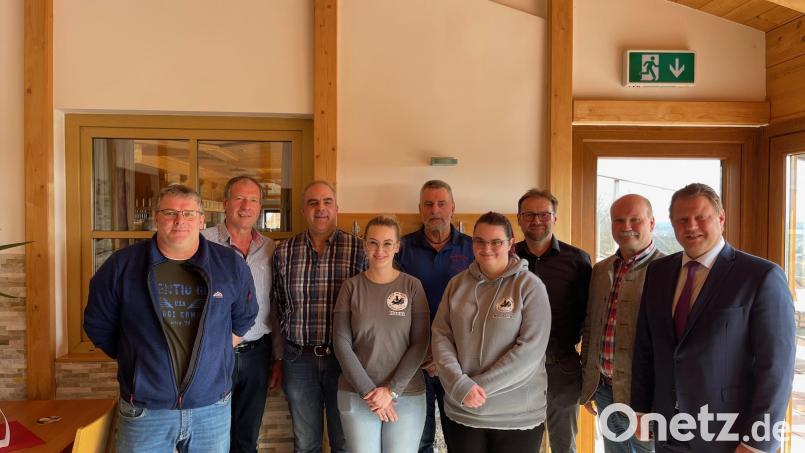 Der Vorstand des Kreisverein 5 Tirschenreuth der Kaninchenzüchter. Von links Schriftführer Helmut Käß, Kassier Reinhard Wurm, Vorsitzender Wolfgang Gründl, Jugendleiterin Hanna Mai, Zuchtwart Wolfgang Liedl, stellvertretende Schriftführerin Magdalena Schiener, stellvertretender Kassier Klaus Zandt, stellvertretender Vorsitzender Ludwig Grillmeier, und Bürgermeister Stefan Grillmeier. Bild: Karl Weiß/exb