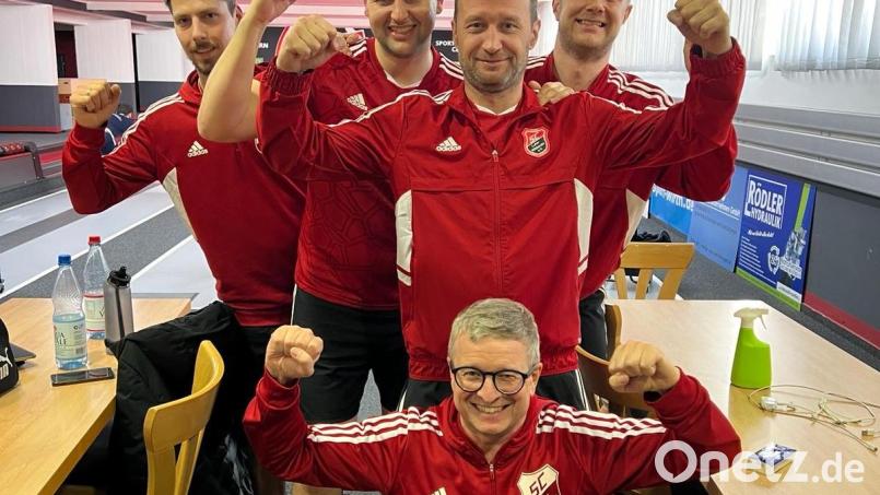 So sehen Sieger aus: Nach dem 6:2-Sieg in Kaiserslautern dürfen sich die Kegler des SC Luhe-Wildenau jetzt schon auf eine weitere Saison in der 2. Bundesliga freuen. Bild: otr