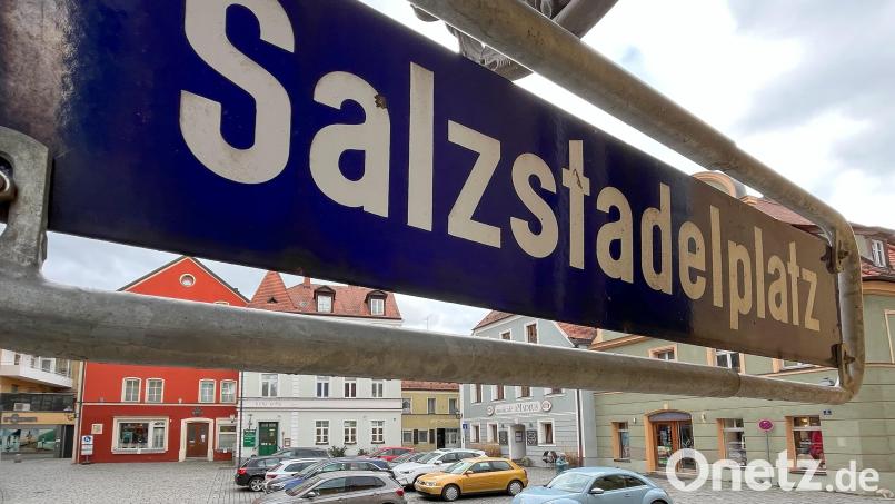 Der Salzstadelplatz dient derzeit hauptsächlich als Parkplatz. Das will die IG Menschengerechte Stadt ändern. Bild: Petra Hartl