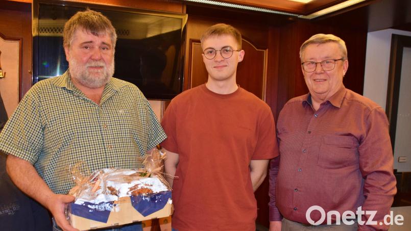 von links. Der ehemalige Vorsitzende der Jagdgenossenschaft Hans Rösel (links) wurde verabschiedet. Paul Kohler (Mitte) tritt seine Nachfolge an. Kassier Hans Koch (rechts) gratuliert ebenfalls. Bild: hdk