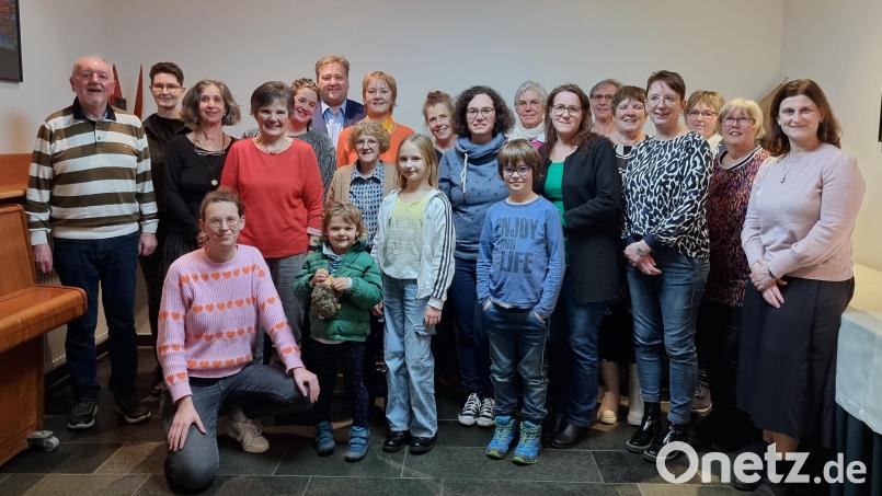 Das Team mit Büchereileiter Georg Dürr (links) und Bürgermeister Stefan Braun (hinten, Sechster von links). Bild: dü