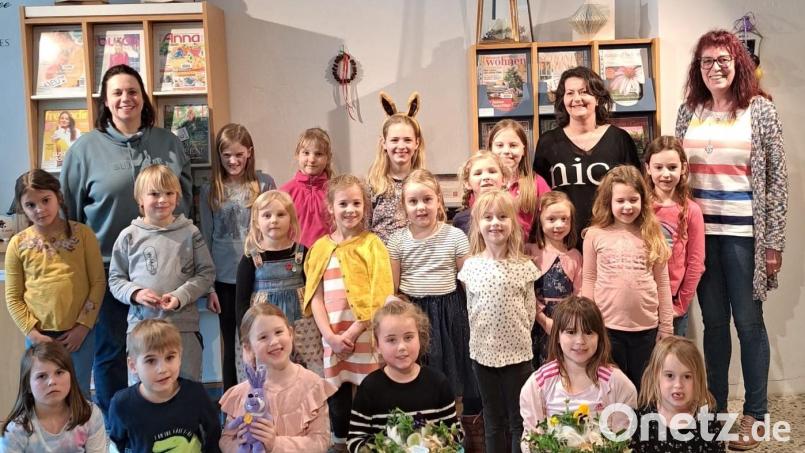 Bei der Osterveranstaltung in der Stadtbücherei Mitterteich wurden die Kinder betreut von Büchereimitarbeiterin Pia Heinrich (links hinten), Nicole Schuller vom Museumsteam (hinten, Zweite von rechts) und Viola Rieß, Leitung der Stadtbücherei (rechts). Bild: Sabine Panzer/exb